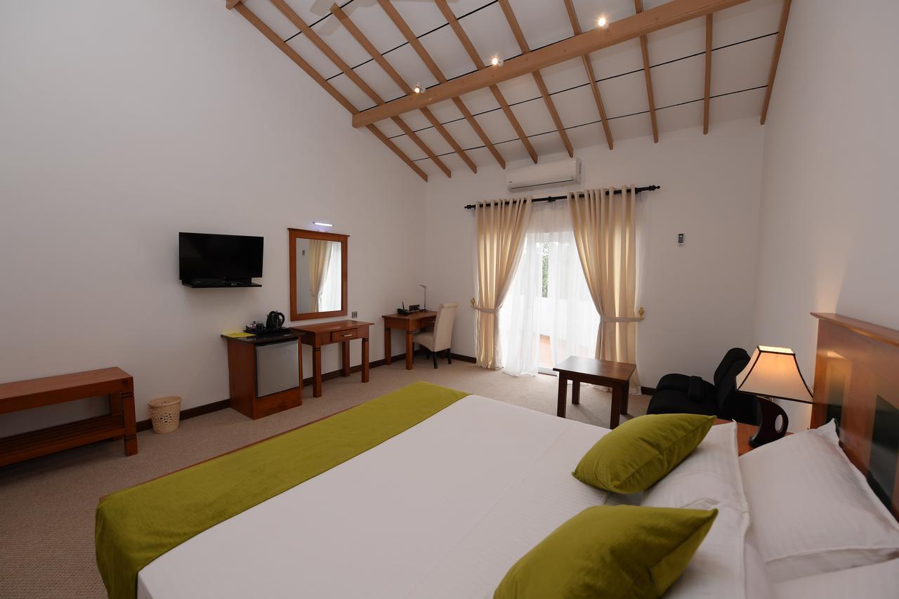 Seasons Hotel Курунегала Екстериор снимка