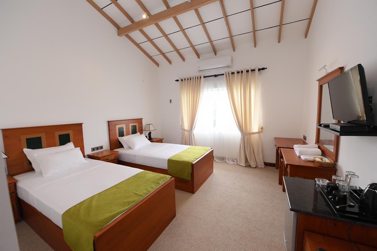 Seasons Hotel Курунегала Екстериор снимка